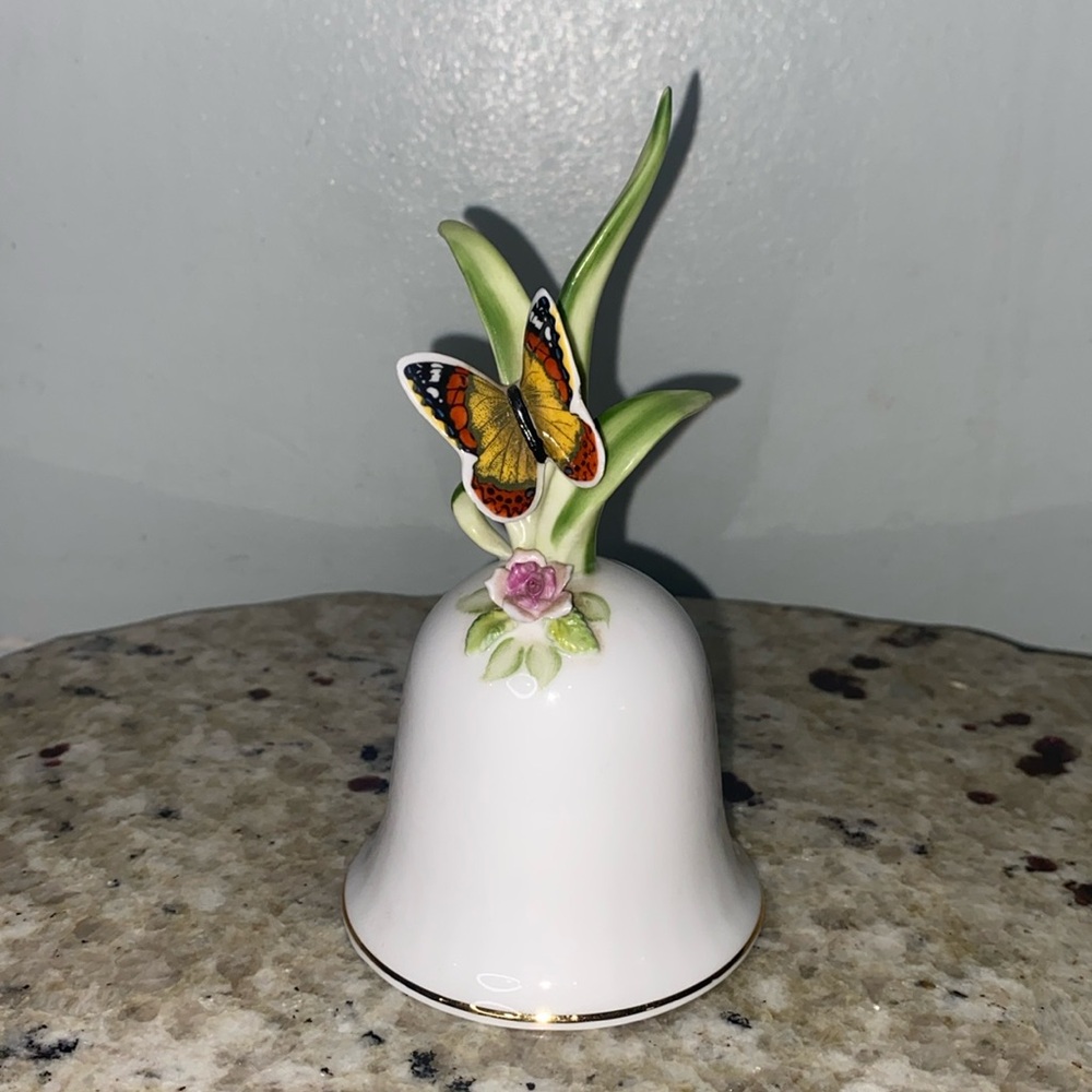 Maruri Masterpiece Bone China White Bell With Butterfly by Enesco Taiwan 1979